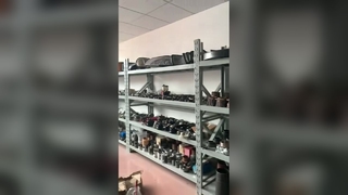 यह हमारी कंपनी का सैंपल रूम है।